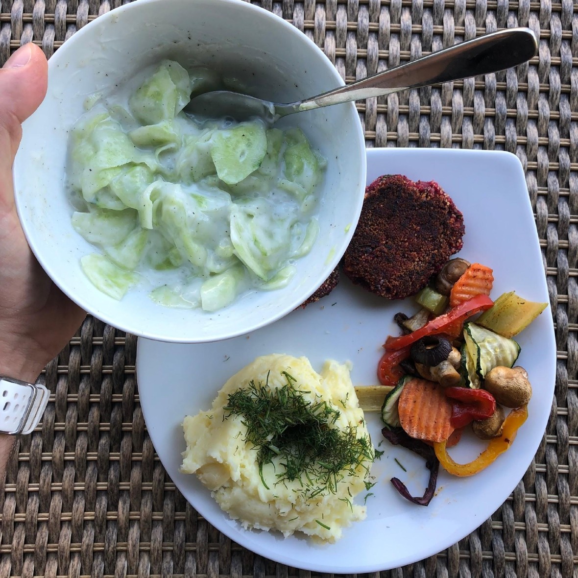 Kotlet warzywny z ziemniakami mizerią i warzywami z pieca