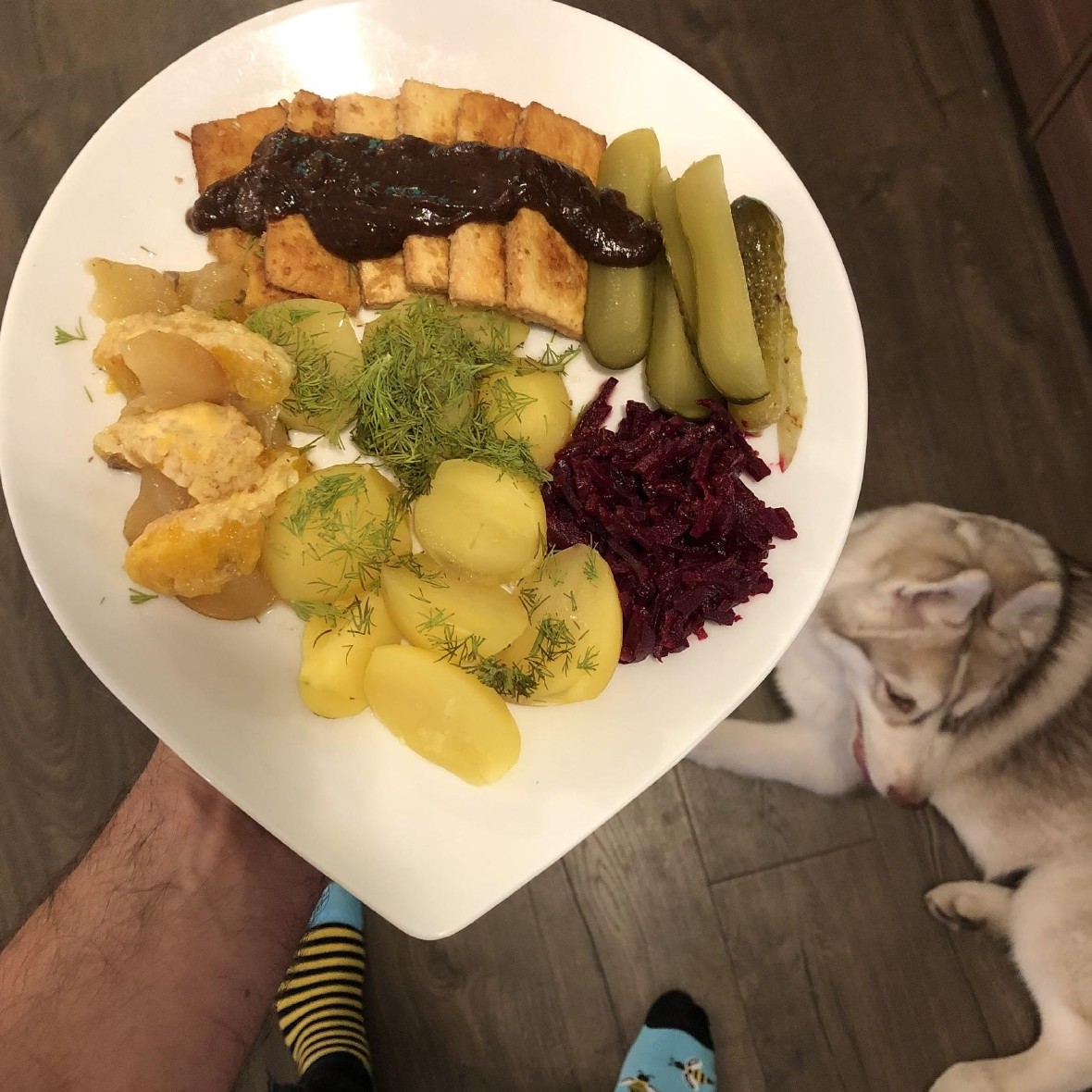 Ziemniaczki z koperkiem, buraczkami, ogórkami i tofu z sosem śliwkowym oraz jabłkiem