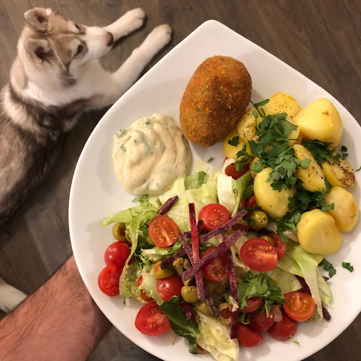 Kotlet z ziemniakami i sosem jogurtowym