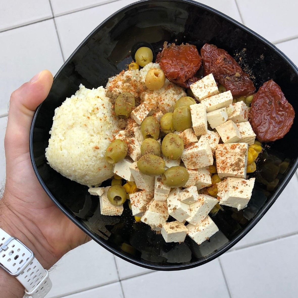 Roślinna sałatka na bazie ryżu i tofu